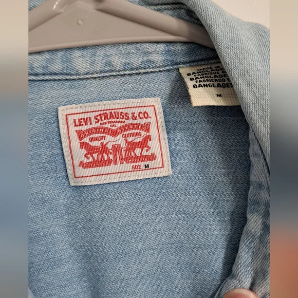 Levi’s Pearl Snap Western Shirt – Women’s Medium (Light Wash Blue, 100% Cotton) - Picture 4 of 10